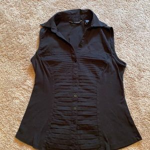 Flattering black sleeveless top/blouse